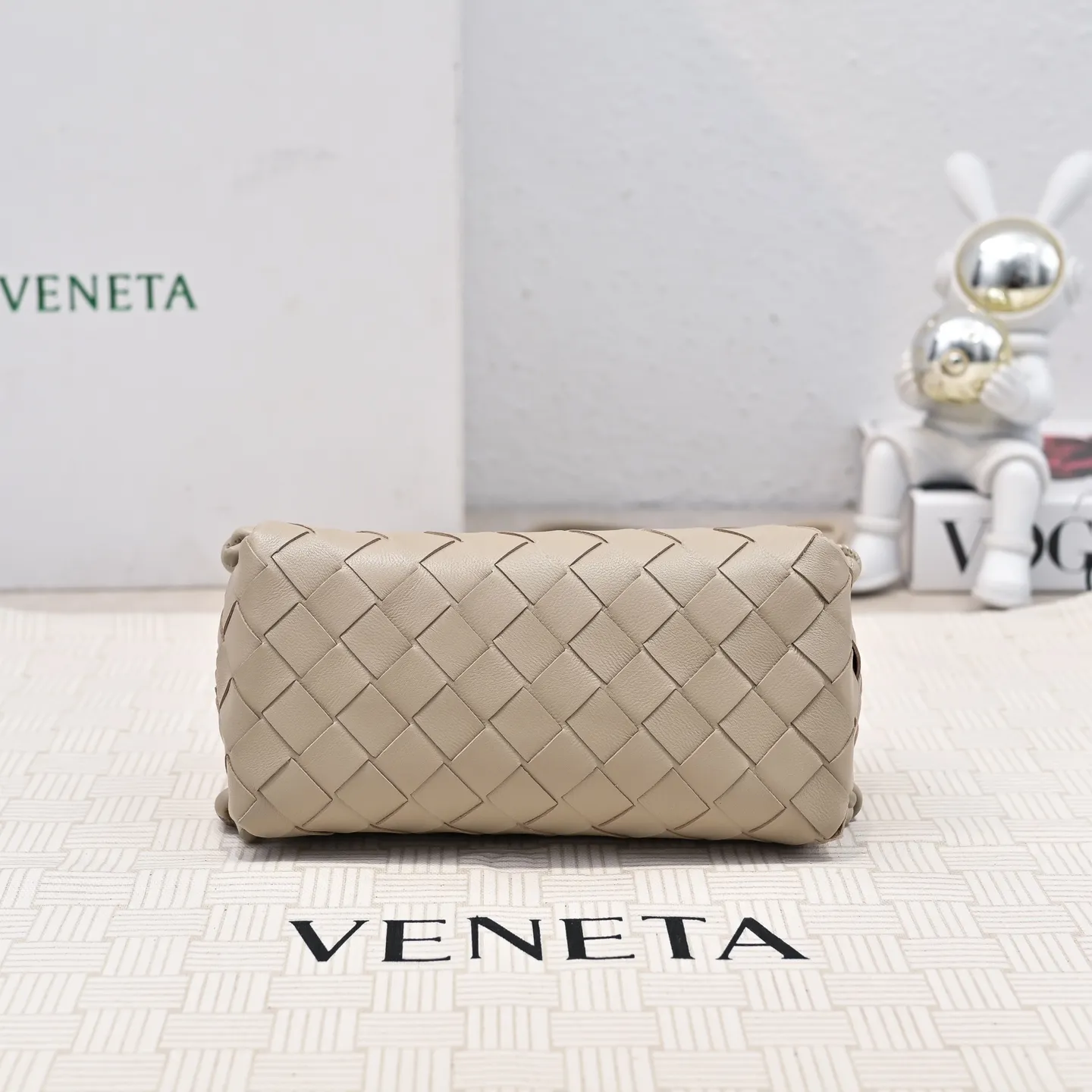 Batch 1260 #Bv The new Concert pouch is the most beautiful and practical mini bag I have ever seen 🎈 The bag body adopts the classic lntrecciato weaving process✅ It is equipped with a leather double-headed zipper, the opening is wide, easy to take and put, the shoulder strap knot can be slid to adjust the length freely, that is, 🉑️crossbody/underarm, and can be used as a clutch bag. Small body, large capacity, so practical! The key is that it is extremely versatile! Come and buy this small, exquisite, beautiful and versatile bag 👍 Model: 4258 Size: 18.5*11.5*8.5